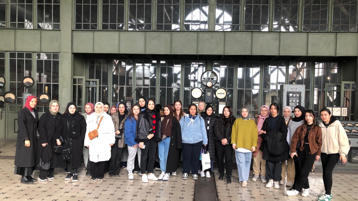 İHL Meslek Dersleri Öğretmenimiz Emine GÜNAY ve Rehber Öğretmenimiz Hümeyra AKTÜRK eşliğinde 12.sınıf öğrencilerimizle İstanbul Bilgi Üniversitesine gezi düzenlenmiştir 